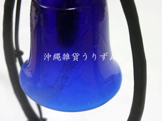 青色の琉球ガラスのランプ