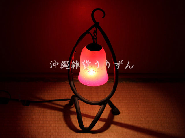 オレンジ色の琉球ガラスのランプ